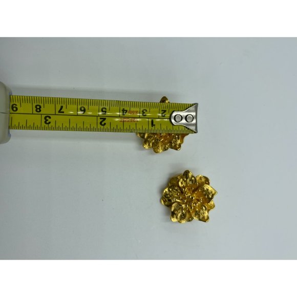 KJL Gold Tone Dogwood Blossom Clip On Earrings - K - Picture 4 of 6